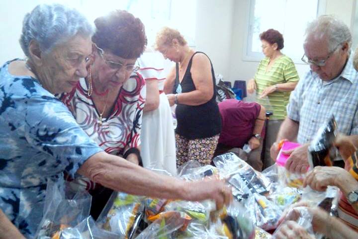 ניצולי השואה מ"הבית החם לניצולי השואה" שולחים מידיי יום מאות חבילות לחיילי צה"ל