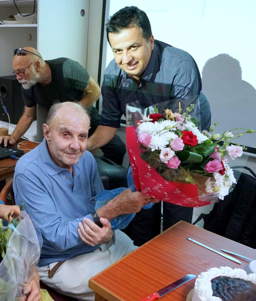 מייסד העמותה מר שמעון סבג , העניק זר פרחים יפה ומתנה למר גינצבורג לרגל יום חגו
