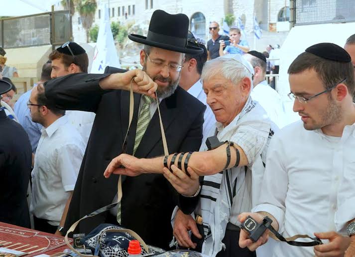 אף פעם לא מאוחר מידיי , באיחור של 70 שנים: בר ובת מצווה מאוחרת ומרגשת ביותר לעשרות ניצולי שואה בכותל המערבי בירושלים.