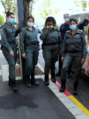 Haifa police officers volunteered and assisted at the Yad Rosa support center