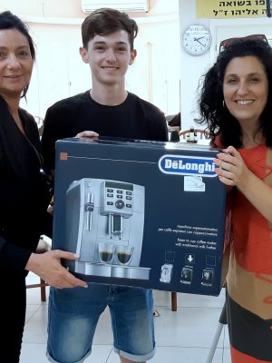 תלמידי בית הספר "הריאלי" תרמו מכונת קפה אספרסו לניצולי השואה