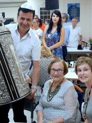 שמחת תורה: ברוב פאר והדר התקיימו "הקפות שניות" מרגשות ב"בית החם לניצולי השואה" בחיפה