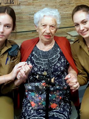 חיילי פיקוד הצפון ביקרו ב"בית החם של ניצולי השואה" בחיפה