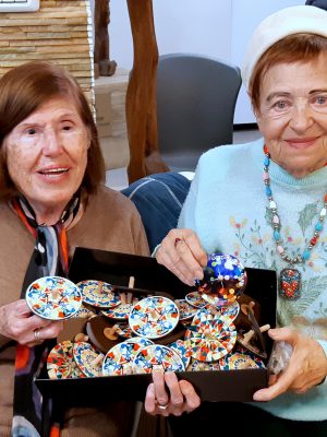 מרגש: "הסביבון של אורי" הביא הרבה אור ושמחה לניצולי השואה לחג החנוכה