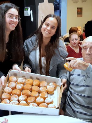 לקראת חג החנוכה: תלמידי ביה"ס תיכון מקיף נשר שימחו את ניצולי השואה