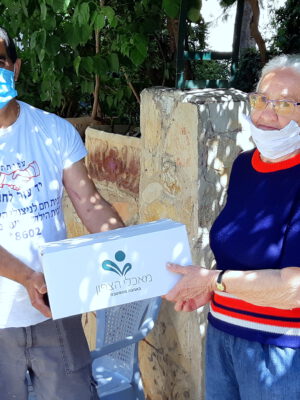 עמותת "יד עזר לחבר" ממשיכה לחלק חבילות מזון לניצולי שואה, קשישים ולמשפחות מעוטי יכולת