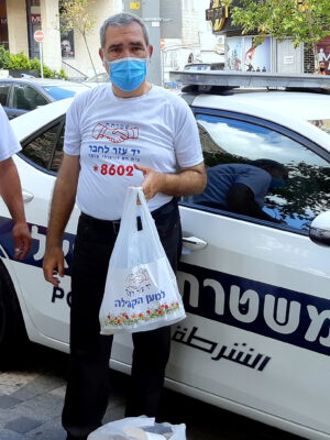 “Hadar Precinct” police officers and Yad Ezer L’Haver Charity volunteers distributed hot breakfasts and food packages to homeless street residents in Haifa