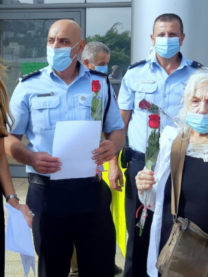הפגנת תמיכה והזדהות מרגשת התקיימה ברחבת תחנת משטרת חיפה