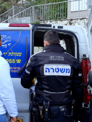 "יד רוזה" ושוטרי משטרת חיפה חילקו ציוד חורף, ארוחות בוקר חמות וחבילות מזון לדיירי הרחוב (הומלסים) בחיפה