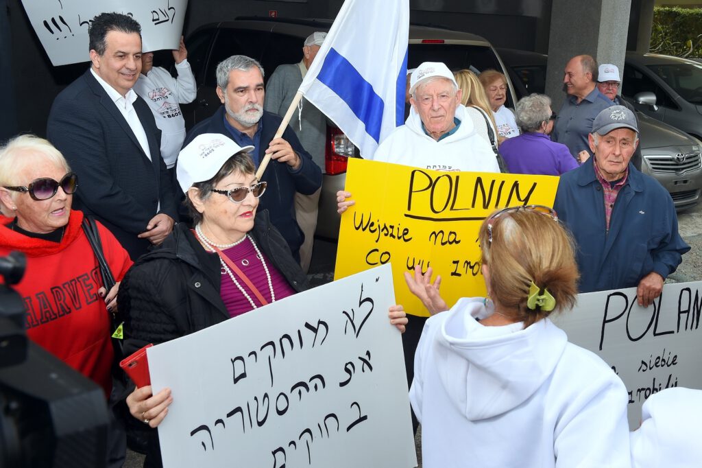 "No Law can erase the Past" – Holocaust survivors from "Yad Ezer L’Haver" association in Haifa demonstrate in front of the Polish Embassy building in Tel Aviv, Thursday, 8.2.2018