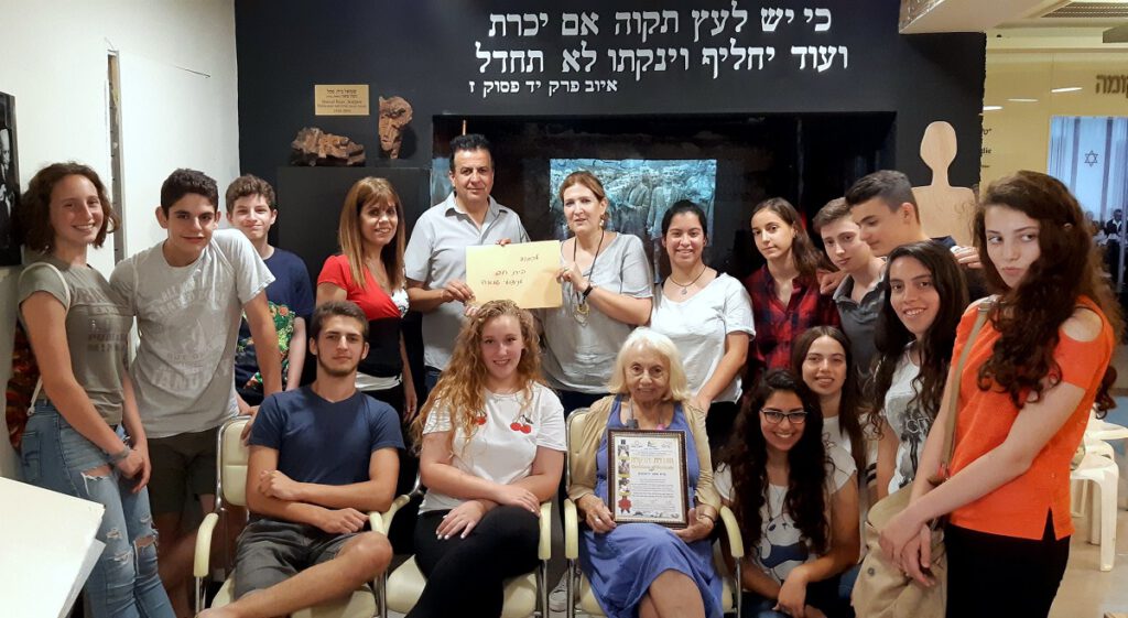 מפגש בין דורי מרגש התקיים בין תלמידי מרכז החינוך "ליאו באק" לבין ניצולי השואה דיירי ה"בית החם של ניצולי השואה"