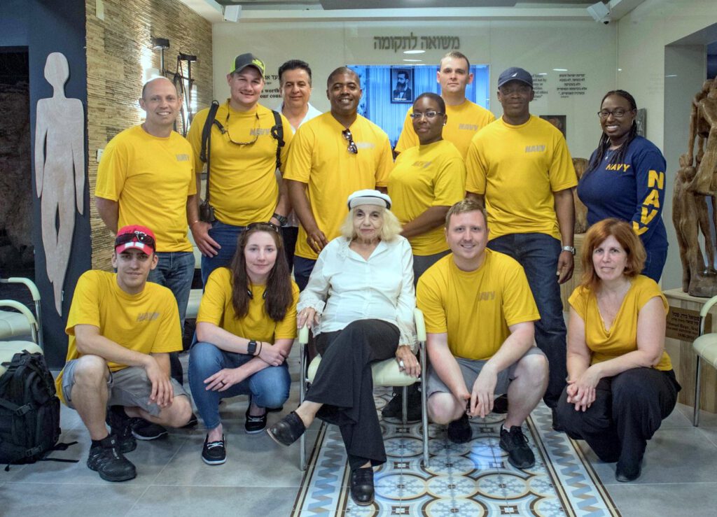 חיילי משחתת הצי השישי האמריקאי הגיעו לבקר ב"בית החם של ניצולי השואה"