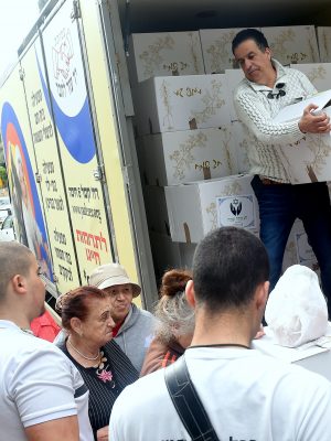 אלפי חבילות מזון לחג הפסח חולקו לניצולי שואה ולנזקקים במבצע ענק וחסר תקדים של עמותת “יד עזר לחבר” בחיפה