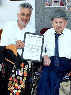 מפגש מרגש: ניצול שואה בן 108 העניק תעודת הוקרה למר שמעון סבג מייסד ומנכ"ל עמותת "יד עזר לחבר" על תרומתו המבורכת למען ניצולי השואה