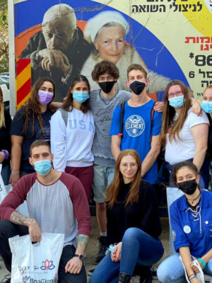 עמותת "יד עזר לחבר" פתחה במבצע לוגיסטי ענק וחסר תקדים גם בסגר השלישי: אלפי חבילות מזון ארזה וחילקה "יד עזר לחבר" לניצולי שואה, קשישים ולמשפחות מעוטי יכולת ● מנכ"ל העמותה, סבג: "שברנו כבר את כל השיאים, לצערי, מסגר לסגר המספרים רק מתעצמים, העמותה לא תשאיר אף רעב אחד גם בסגר השלישי, יהיה בסדר בסגר !"