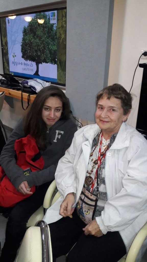 תלמידי ביה"ס "יזרעאליה" ו"ליאובק" שימחו את ניצולי השואה לרגל חג ט"ו בשבט