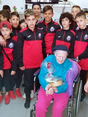 שחקני קבוצת הילדים של מועדון הכדורגל "הפועל חיפה" חגגו את הפורים ביחד עם ניצולי שואה של ה"בית החם של ניצולי השואה"