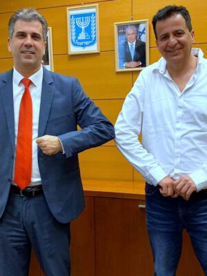 שר הכלכלה והתעשייה אלי כהן תרם ובירך את מתנדבי עמותת "יד עזר לחבר" על פעילותם המבורכת בחלוקת אלפי חבילות מזון לניצולי שואה ולנזקקים לחג הפסח