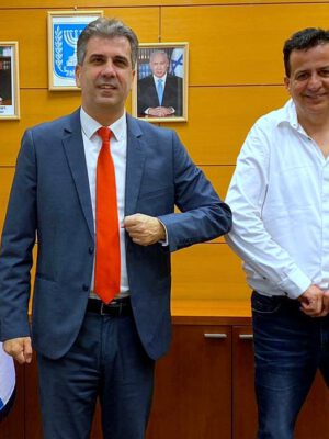 Eli Cohen, Minister of Economy and Industry congratulated “Yad Ezer” volunteers on their blessed activities in distributing thousands of food parcels to Holocaust survivors and those in need for Passover and made a personal donation