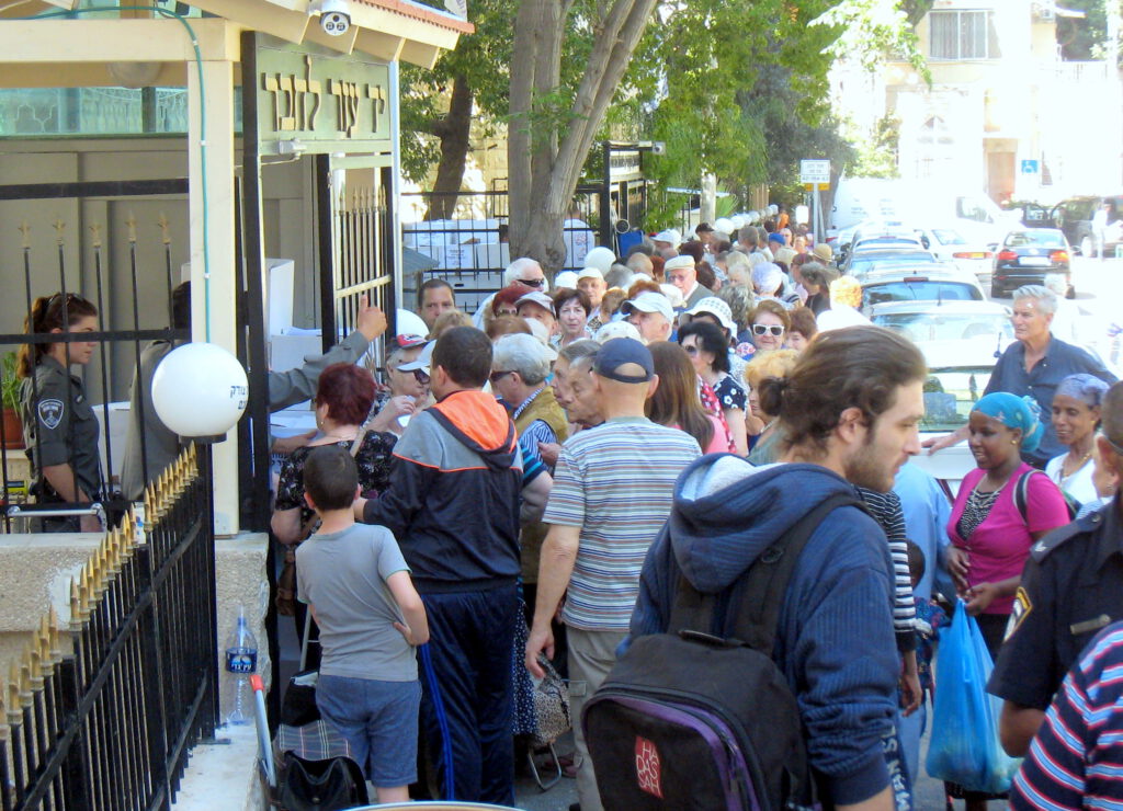 למעלה מ-10,000 חבילות מזון לחג הפסח חולקו לניצולי שואה ולנזקקים במבצע ענק וחסר תקדים של עמותת "יד עזר לחבר" בחיפה