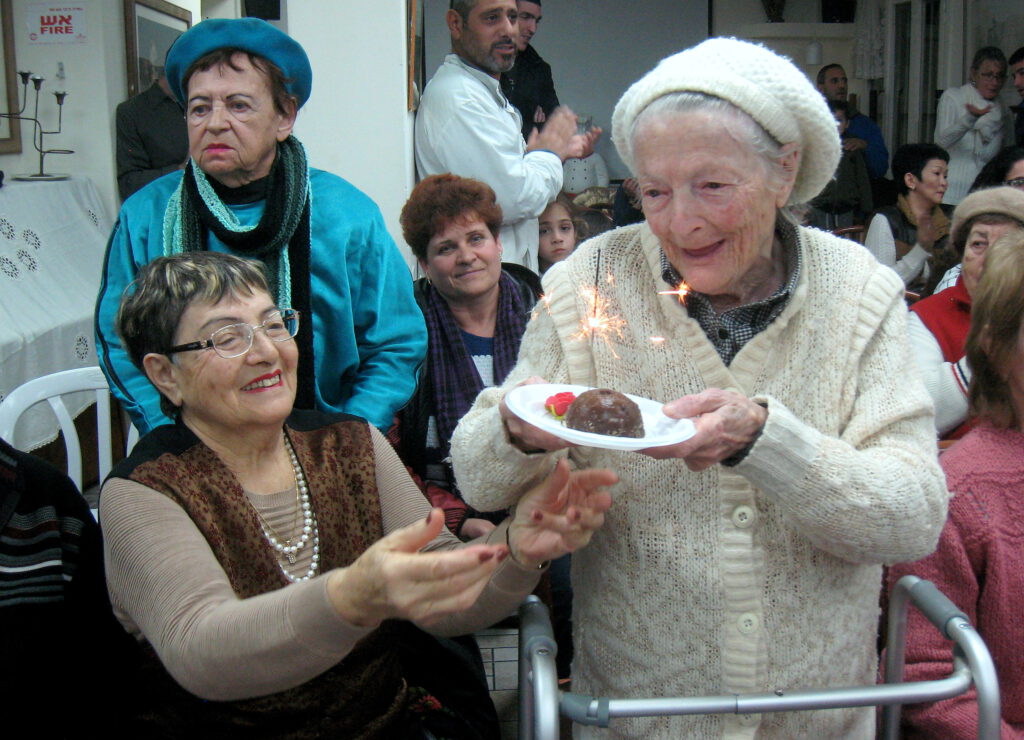 תלמידי ביה"ס "יזרעאליה" שימחו בשירה וריקודים את ניצולי השואה בחג החנוכה