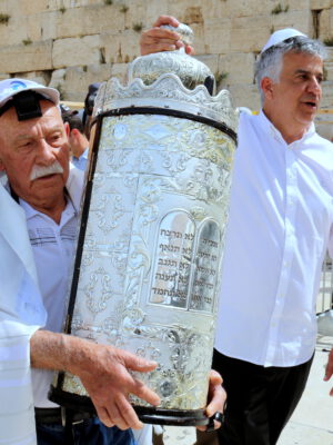 "חזרתי להיות היום בן 13": ניצולי השואה חגגו בר מצווה מרגשת בכותל המערבי בירושלים