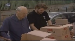 לקראת חג הפסח עמותת יד עזר לחבר החלה לארוז היום אריזות מזון למשפחות נזקקות.