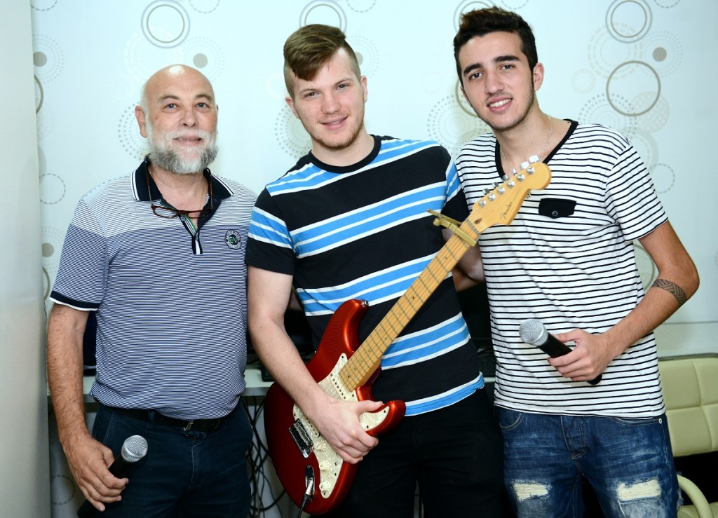 מימין: הזמר הצעיר עמית כהן , נגן הגיטרה עדן לוי , וזמר הבית של העמותה גדעון לייבוביץ , שהופיעו באירוע בהתנדבות .